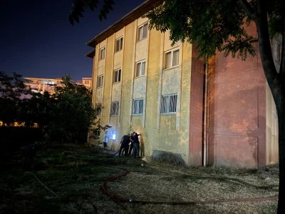 Siirt'te polis lojmanında &ccedil;ıkan yangında 13 kişi dumandan etkilendi
