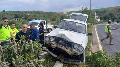 Siirt'te ref&uuml;je &ccedil;arpan otomobildeki kadın yaralandı