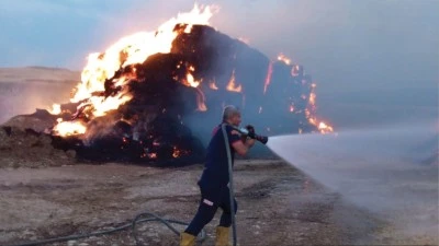 Siirt'te saman balyalarında &ccedil;ıkan yangın s&ouml;nd&uuml;r&uuml;ld&uuml;