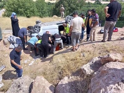 Siirt'te şarampole devrilen hafif ticari ara&ccedil;ta 4'&uuml; ağır 7 kişi yaralandı