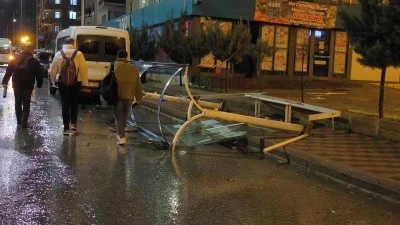 Siirt'te şiddetli r&uuml;zgar otob&uuml;s durağının devrilmesine yol a&ccedil;tı