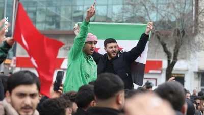Siirt'te Suriyeliler, Baas rejiminin &ccedil;&ouml;kmesini kutladı