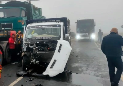 Siirt'te &uuml;&ccedil; aracın karıştığı trafik kazasında 3 kişi yaralandı