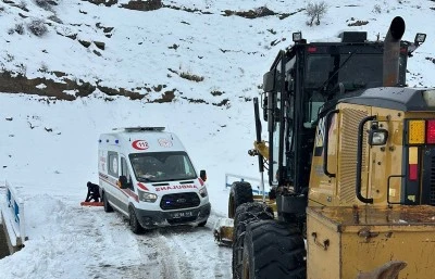 Siirt'te yolları kardan kapanan k&ouml;ylerde mahsur kalan hastalar hastanelere ulaştırıldı