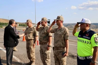 Siirt Valisi Kızılkaya, g&ouml;rev başındaki personelle bayramlaştı