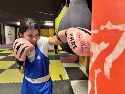 Siirtli 11 yaşındaki Eyl&uuml;l, boksta şampiyon babasının izinden gidiyor