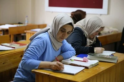 Siirtli kadın okuma yazma &ouml;ğrenerek g&uuml;nl&uuml;k yaşamındaki engelleri aştı