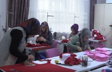 Siirtli kadınlar kursta g&uuml;nl&uuml;k 150 pel&uuml;ş oyuncak &uuml;retiyor