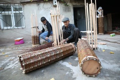 Siirtli Lazgin usta yaptığı sepet kovanlarla bal &uuml;retimine katkı sunuyor