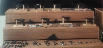 Silah ka&ccedil;ak&ccedil;ılığı operasyonunda 2 g&ouml;zaltı