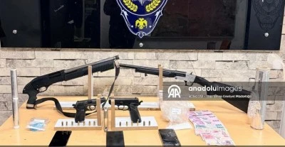 Silah ve uyuşturucuyla yakalanan 4 kişi g&ouml;zaltına alındı