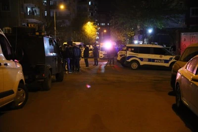 Silahlı kavgada 1&rsquo;i polis 3 kişi yaralandı