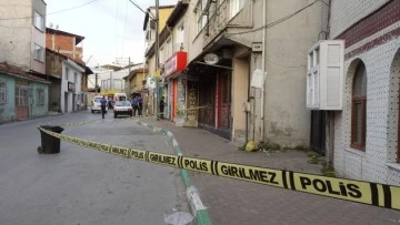 Silahlı kavgada yoldan ge&ccedil;en kişi vurularak &ouml;ld&uuml;