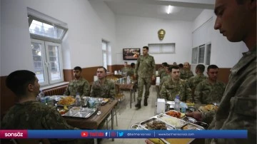 Sınırda g&ouml;revli Mehmet&ccedil;ik ilk iftarı yaptı