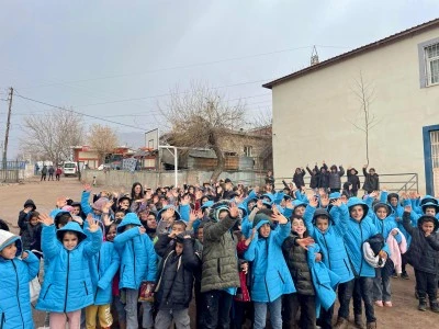 Şırnak'ta 4 bin 6 &ouml;ğrenciye mont yardımı yapıldı