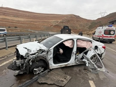 Şırnak'ta bariyere &ccedil;arpan otomobildeki 5 kişi yaralandı
