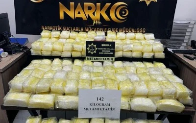 Şırnak'ta &ccedil;ekicinin dorsesine gizlenmiş 142 kilogram sentetik uyuşturucu ele ge&ccedil;irildi