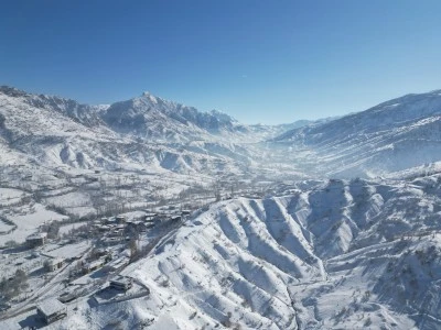 Şırnak'ta &ccedil;ocuklar kar keyfini poşet ve tepsilerle kayarak &ccedil;ıkardı