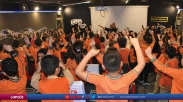 Şırnak'ta &ccedil;ocuklar, "Gezen Sinema" tırı ile film izledi