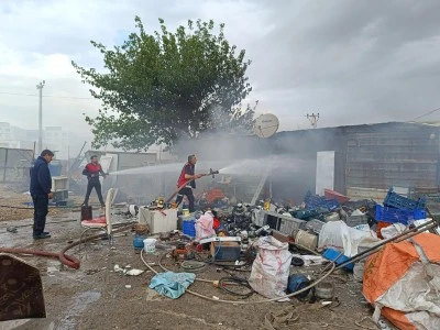 Şırnak'ta hurda toplama merkezinde &ccedil;ıkan yangın s&ouml;nd&uuml;r&uuml;ld&uuml;