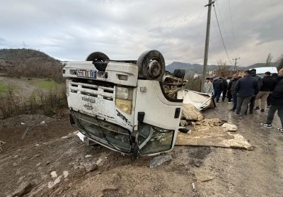 Şırnak'ta kamyonetin yayaya &ccedil;arpıp devrildiği kazada 2 kişi yaralandı