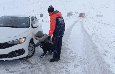 Şırnak'ta kar nedeniyle yolda mahsur kalanlar ekiplerce kurtarıldı