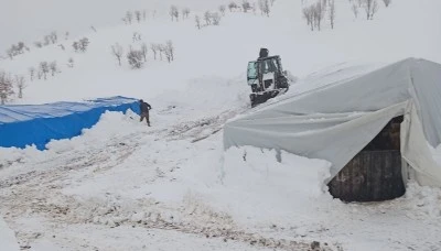 Şırnak'ta kardan &ccedil;adırları &ccedil;&ouml;ken g&ouml;&ccedil;er aileler misafirhaneye yerleştirildi