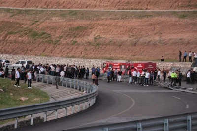 Şırnak'ta mahalle sakinleri trafik kazalarını protesto i&ccedil;in yol kapatma eylemi yaptı