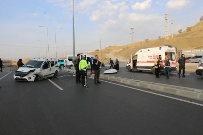 Şırnak'ta minib&uuml;s ve hafif ticari aracın &ccedil;arpıştığı kazada 19 kişi yaralandı