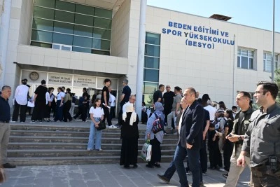 Şırnak'ta polis ekipleri YKS'ye ge&ccedil; kalan 21 &ouml;ğrenciyi okullara yetiştirdi