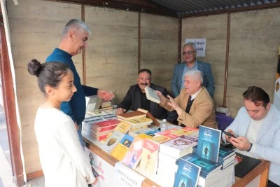 Şırnak'ta "Cezeri'nin İzinde Kardeşlik Ruhuyla T&uuml;rkiye Y&uuml;zyılı Cizre Kitap Fuarı" s&uuml;r&uuml;yor