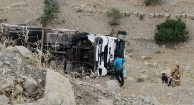Şırnak'ta şarampole devrilen tırın s&uuml;r&uuml;c&uuml;s&uuml; ağır yaralandı