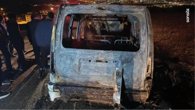 Şırnak'ta seyir halindeki hafif ticari ara&ccedil; yandı
