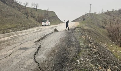 Şırnak'ta yağış nedeniyle belde yolunda &ccedil;&ouml;kme meydana geldi