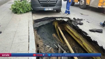 Şişli'de yol &ccedil;&ouml;kmesi sonucu &ccedil;ukura d&uuml;şen ara&ccedil;lar kurtarıldı
