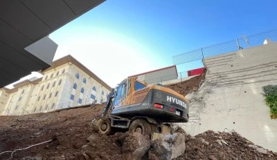 Sitenin istinat duvarının &ccedil;&ouml;kmesi sonucu 4 dairede hasar oluştu