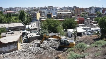 Siverek'te evlerin yıkımı s&uuml;r&uuml;yor