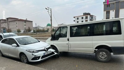 Şof&ouml;rs&uuml;z ara&ccedil;lar kaza yaptı