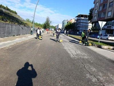 Sokaklar 25 personelle temizleniyor