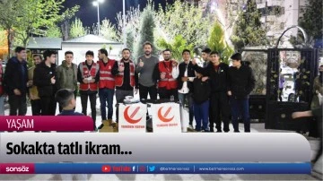 Sokakta tatlı ikram&hellip;