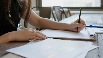 Solaklığı kabul eden ailelerde b&uuml;y&uuml;yen &ccedil;ocuklar daha mutlu olabiliyor