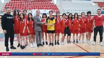 Spor lisesinin kızları hentbolda 1.