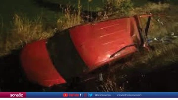 Su kanalına d&uuml;şen otomobildeki 2 kişi yaralandı