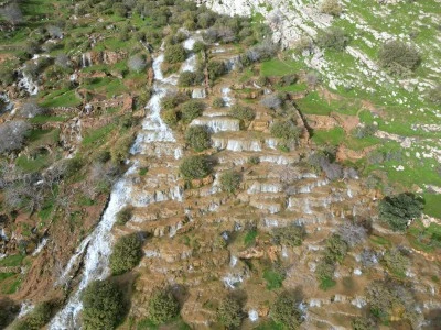 Su kaynağının oluşturduğu &ccedil;ağlayanlar ve şelaleler dronla g&ouml;r&uuml;nt&uuml;lendi