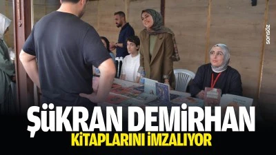 Ş&uuml;kran Demirhan, kitaplarını imzalıyor