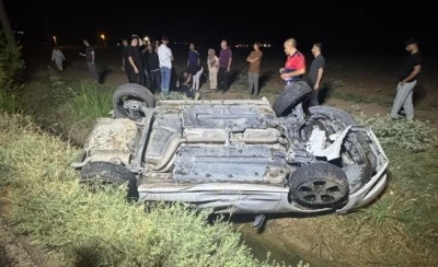 Sulama kanalına devrilen otomobildeki 3 kişi yaralandı