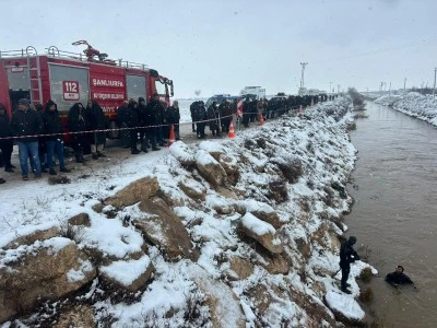 Sulama kanalına d&uuml;şen otomobilin s&uuml;r&uuml;c&uuml;s&uuml;n&uuml; arama &ccedil;alışmaları s&uuml;r&uuml;yor
