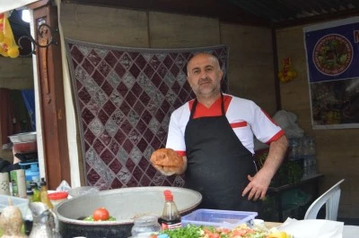S&uuml;leyman Usta, fuarda &ccedil;iğk&ouml;fte yoğuruyor