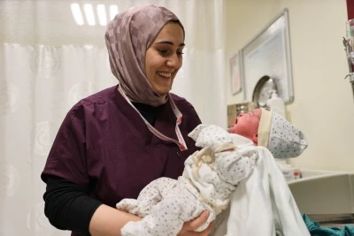 S&uuml;meyya ebe 16 yıldır annelere rehberlik ediyor