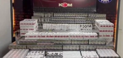 Ş&uuml;pheli ara&ccedil;tan 9 bin paket sigara &ccedil;ıktı